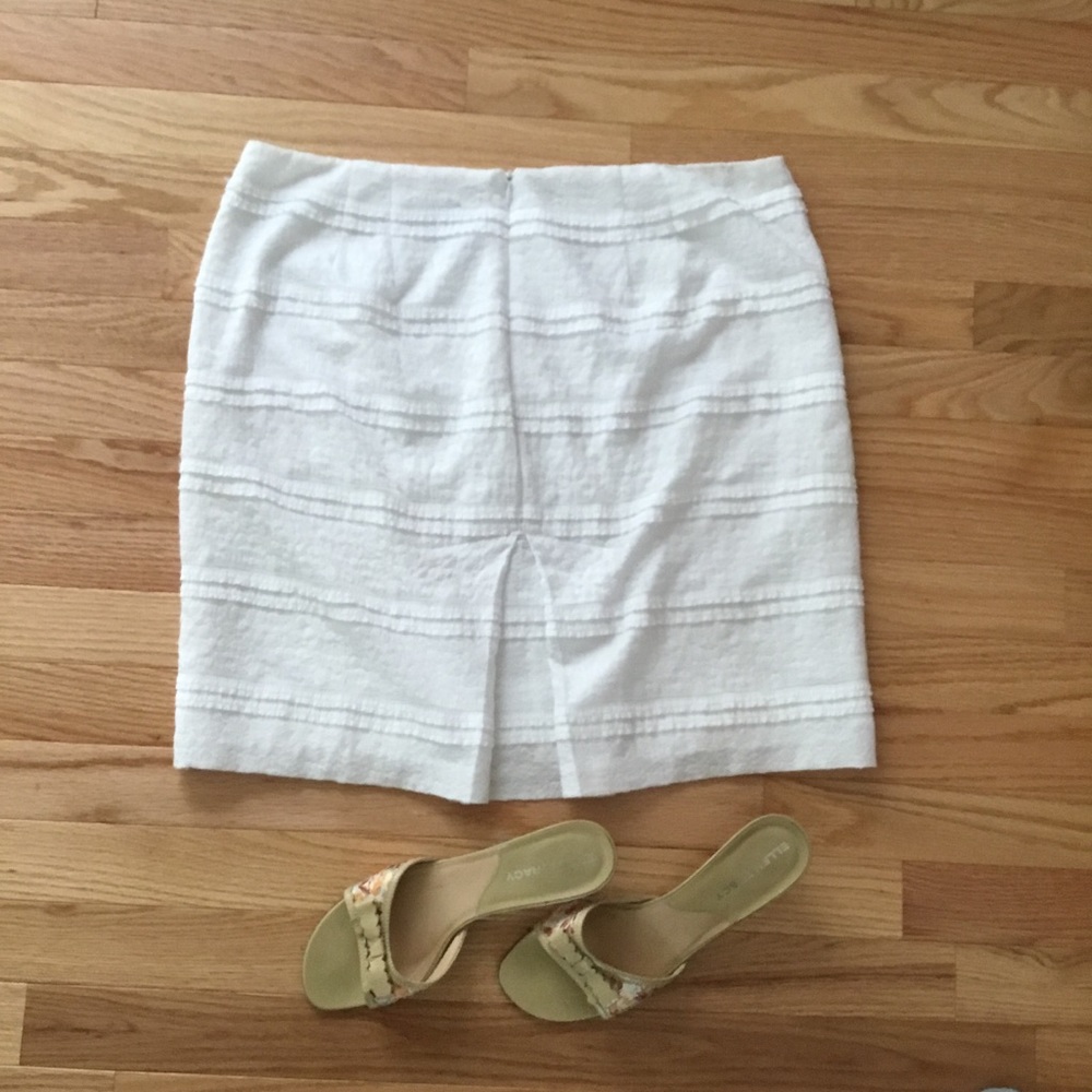 Beautiful white skirt. Saks 5th Avenue black label - Picture 3 of 6